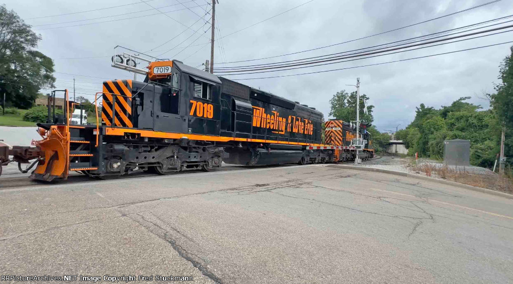 WE 7018 shoves the empties into the siding.